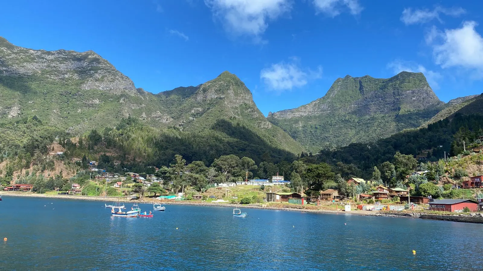 Isla-Robinson-Crusoe_Medipro-Chile_-partido-en-uno-de-los-campos-mas-remotos-del-planeta-2